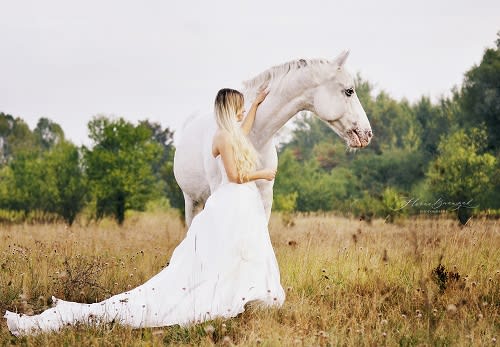 /_vercel/image?url=/Photo+romantique+d'un+cheval+blanc+et+une+femme+en+robe+blanche+au+Luxembourg.&w=1536&q=100