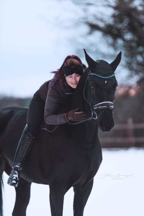 /_vercel/image?url=/Femme+embrace+son+cheval,+ils+sont+sur+la+neige.+&w=1536&q=100