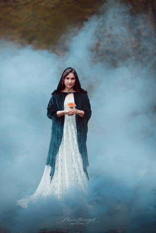 /_vercel/image?url=/Photo+portrait+d'une+sorci%C3%A8re+de+conte+de+f%C3%A9e+au+Luxembourg.&w=1536&q=100