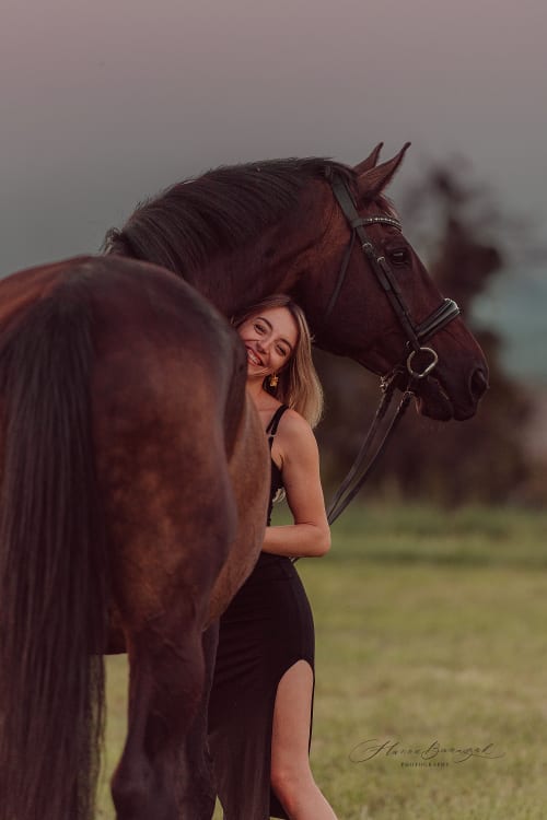 /_vercel/image?url=/Madchen++tragt+ein+schwarz+Kleid+an,+sie+ist+mit+ihrem+Pferd.&w=1536&q=100