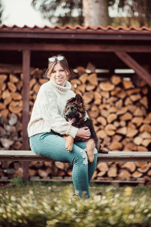 /_vercel/image?url=/Dziewczyna+z+psem+na+rekach+podczas+wiosny.&w=1536&q=100