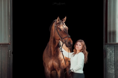 /_vercel/image?url=/Dziewczyna+trzyma+konia+na+tle+czarnego+tla.&w=1536&q=100