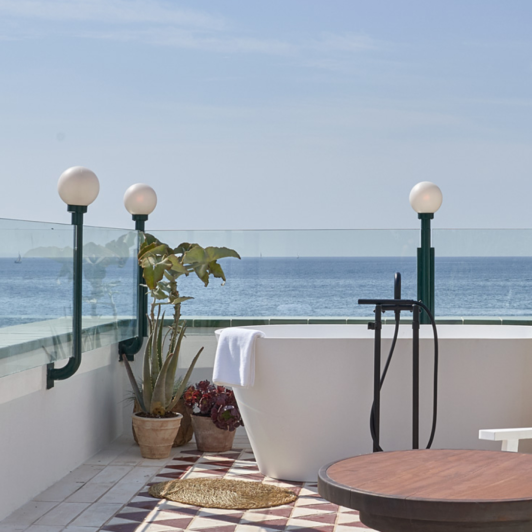 An outdoor bathtub overlooking the sea.