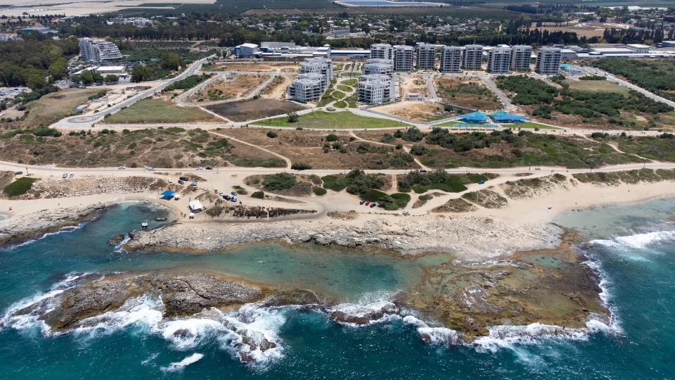 מבט מהאוויר על חוף אכזיב ועל השכונה שבה נמצאת סוויטת סנסט