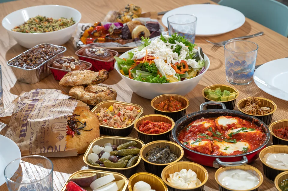 ארוחת בוקר שאפשר להזמין לסוויטת החוף: שקשוקה, סלטים, מטבלים ומאפים