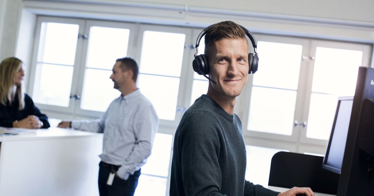 /globalassets/images/800x400/man_in_front_of_computer_with_head-phones_1200x628.jpg