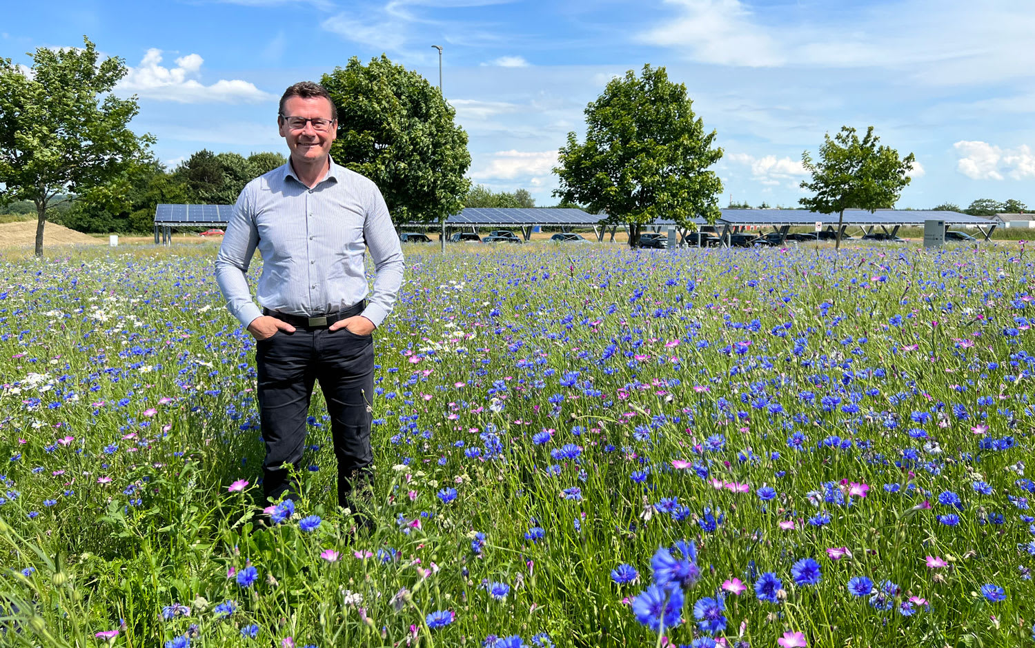 /globalassets/shared/about-solar/csr-and-sustainability/ja_in-_flower_field_1500x940.jpg