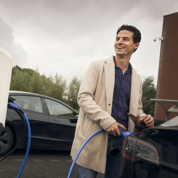 /globalassets/shared/climate-and-energy/ev-chargers/man_charging_an_electrical_car_fb_post-600x600.jpg