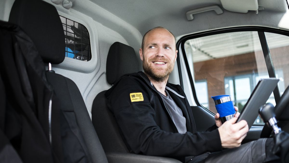 /contentassets/fa52acbd050b4f688097984ae083f1da/installer-having-break-in-car.jpg