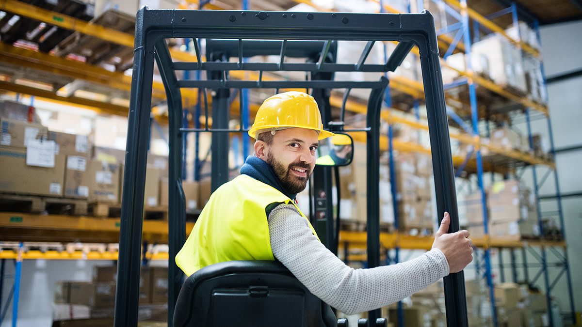 /globalassets/no/product-categories/smiling_man_driving_truck_in_warehouse_shutterstock_1008220963.jpg