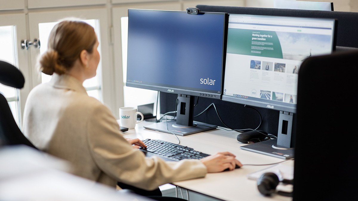 /globalassets/se/tjanster--koncept/handla-pa-solar/computer-solar1200x675.jpg