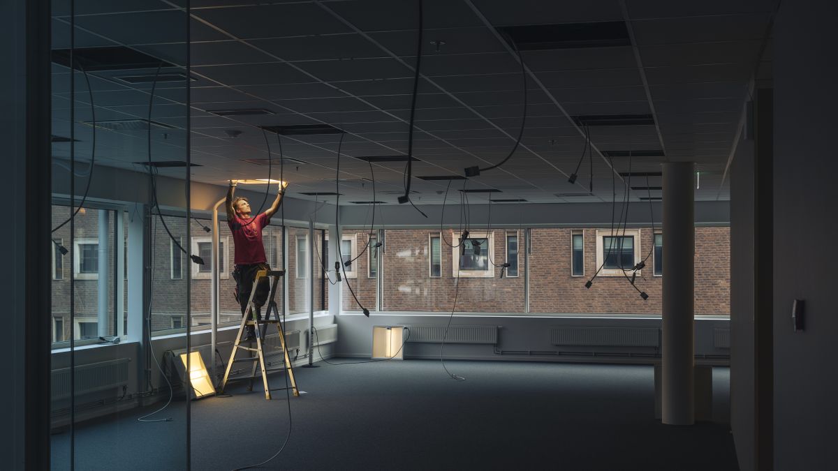 /globalassets/se/webshop/produktsortiment/electrican_on_ladder_installing_light.jpg