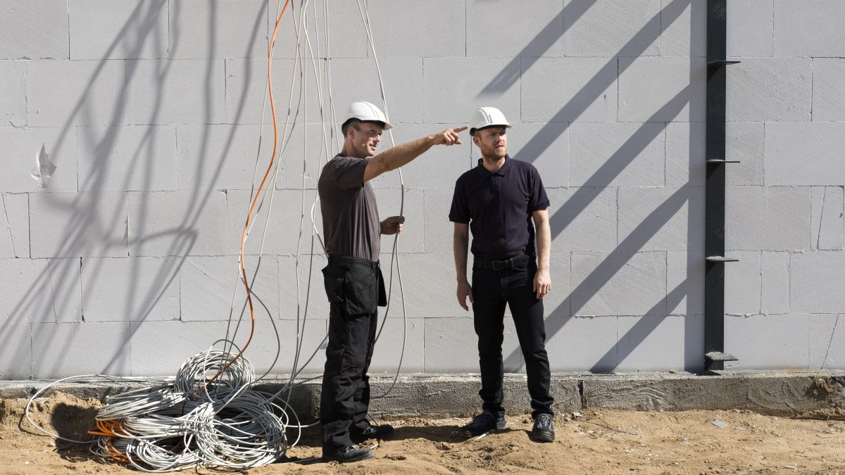 /globalassets/se/webshop/produktsortiment/installers-pointing-at-construction-site.jpg
