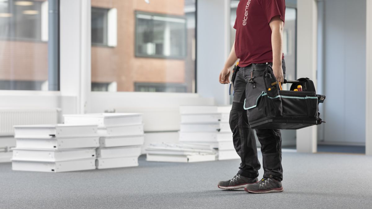 /globalassets/se/webshop/produktsortiment/man_carrying_a_toolbox.jpg