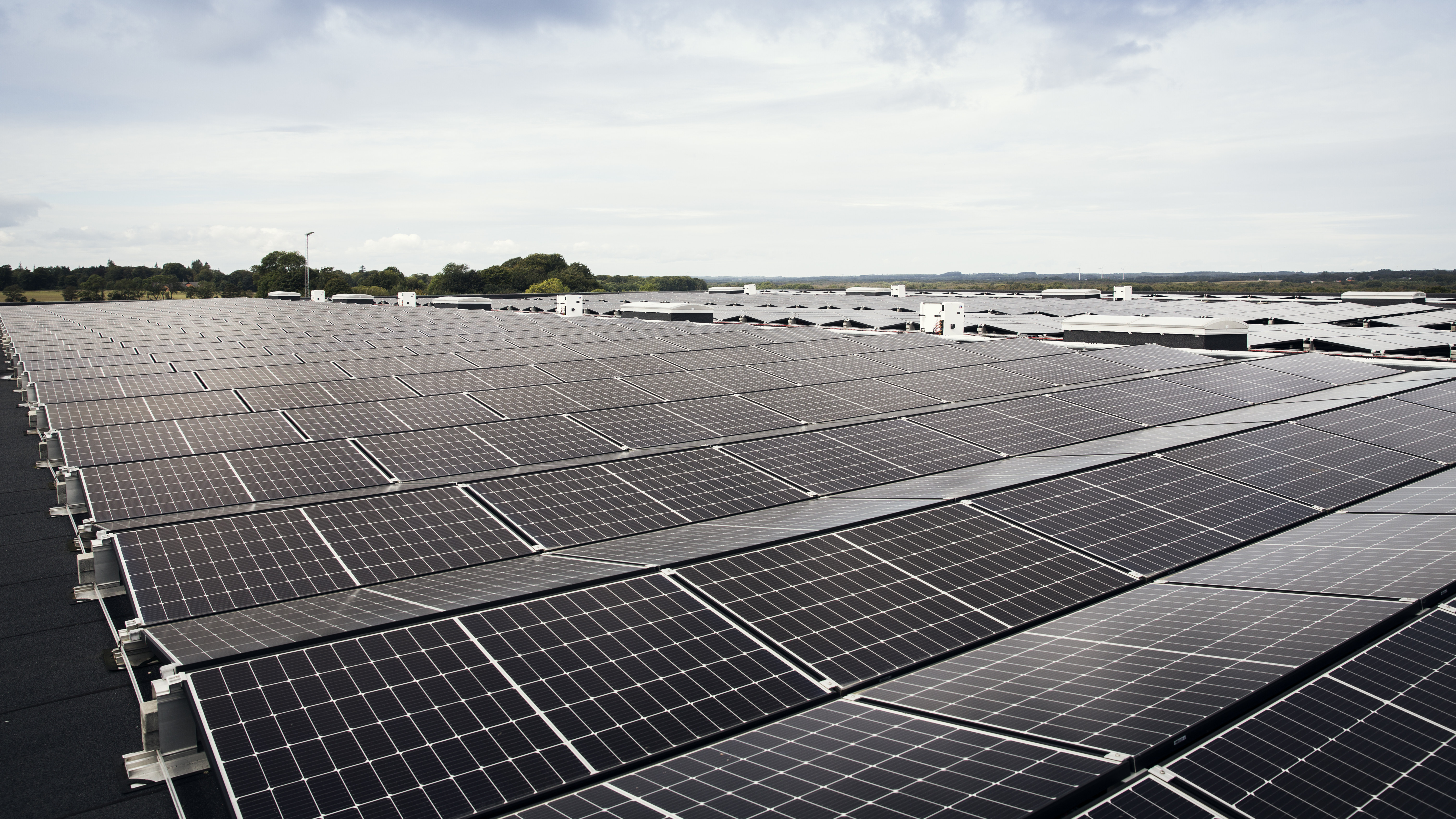 /globalassets/se/webshop/produktsortiment/solar-panels-roof-vejen.jpg