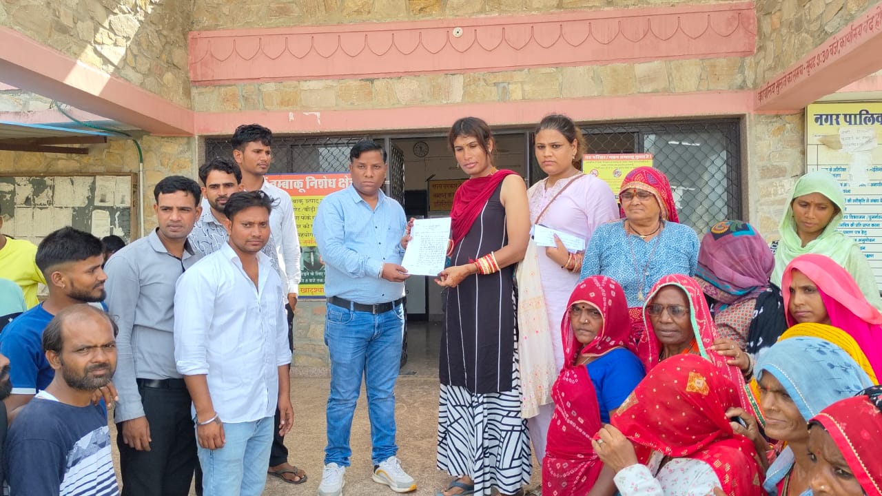 खाटूश्यामजी नगर पालिका प्रशासन की कार्रवाई से मजबूर हुए रेहड़ी, ठेला वाले छोटे व्यापारी ने नगर पालिका और थाने में दिया ज्ञापन।