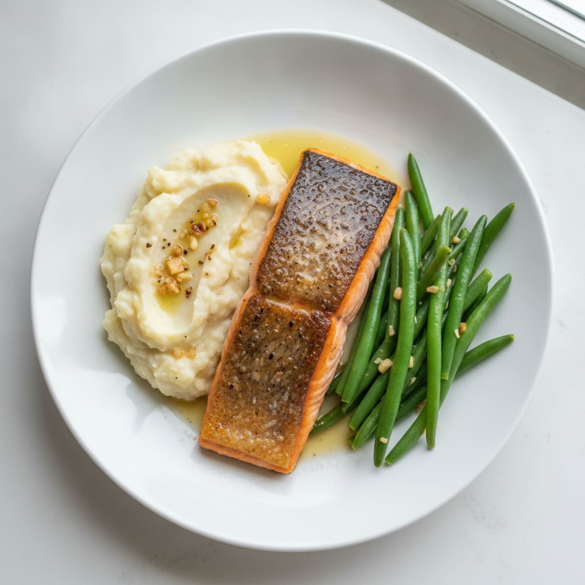 Seared Salmon Fillet with Steamed Green Beans and Garlic Mashed Cauliflower