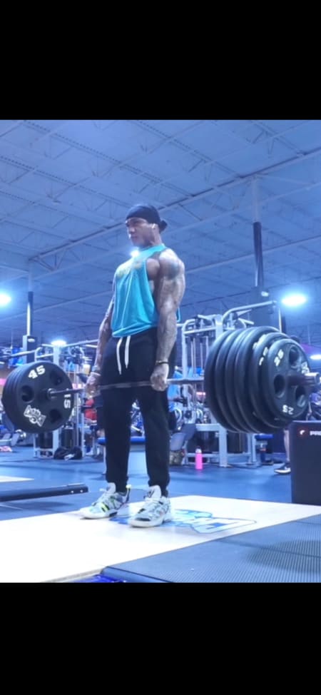 BACK DAY: Deadlifts and pull-ups 