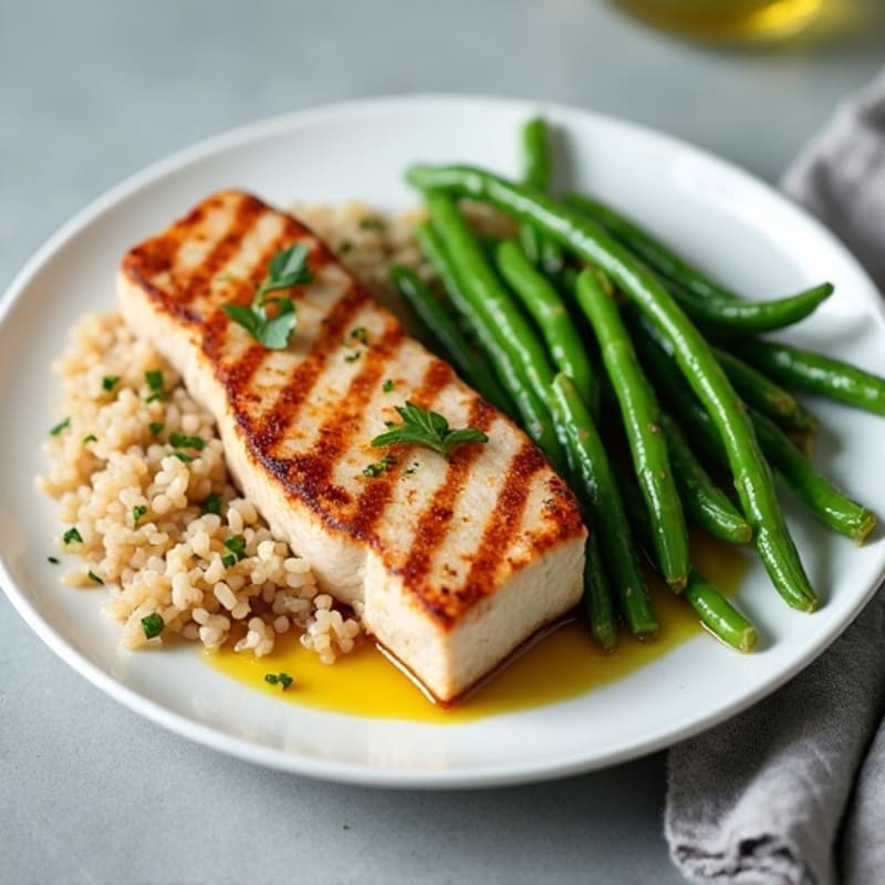 Seared Tuna Steak with Steamed Green Beans and Brown Rice