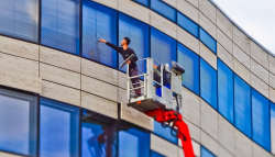 Schoonmaakster aan het werk