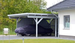 Auto die beschermt word door een carport