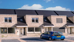 zonnepanelen op een hellend dak