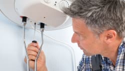 Loodgieter repareert de wastafel