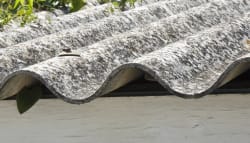 Asbest wordt verwijderd van het dak