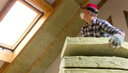 Specialist legt dakisolatie aan