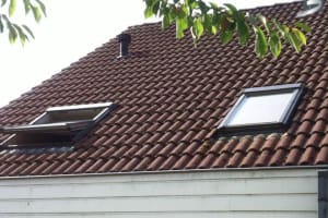 Twee dakkapellen bij buren
