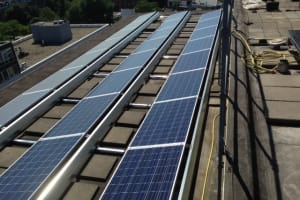 Het vijf sterren  Hotel Mariott in Amsterdam met 30 Bisol zonnepanelen en een Omnik omvormer