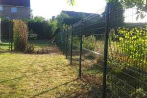 Pose de clôture à Waterloo.