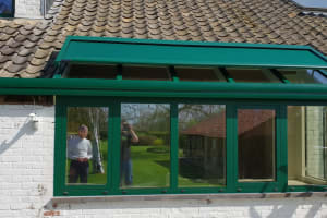 Veranda alu avec store et lampes