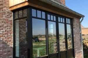 Nieuwbouwwoning met zwarte STEEL-LOOK ramen en deuren