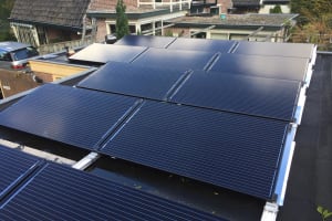 12 zonnepanelen op garage