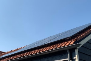 10 zonnepanelen op dak aanbouw