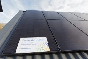 Zonnepanelen plaatsen op schuur