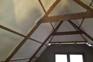 Dakisolatie met een dichtcellen PUR schuim