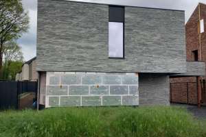 Moderne woning MBI gevelsteen