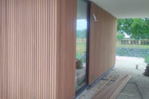 Gevelbekleding vertricaal  Ayous open voeg.
