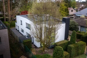 Gemoderniseerde villa in groene omgeving
