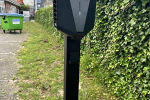 Plaatsen van 2 publieke laadpalen voor een chinees restaurant