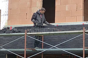 Metsen van moderne woning te Olmen