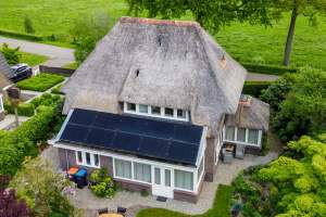rieten dak met zonnepanelen
