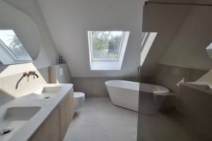 Luxe badkamer met warme tinten.