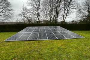Particulieren Zonnepanelen (veld) installatie
