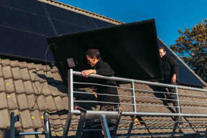 Zonnepanelen service in actie