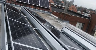 Installatie van 16 Axitec panelen in centrum Kortrijk