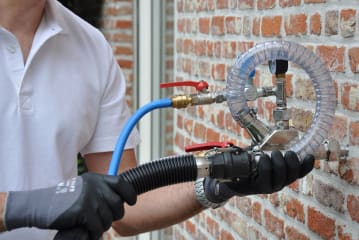Specialist bezig met spouwmuurisolatie