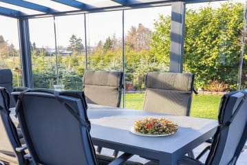 Veranda met zithoek en barbecue